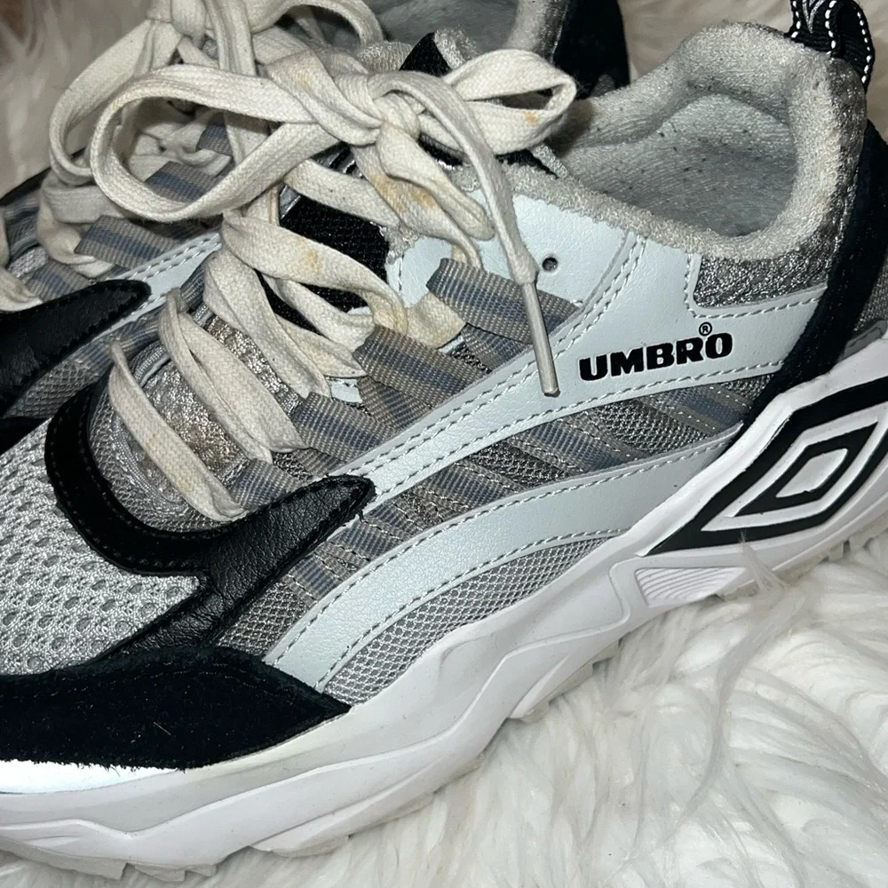 Umbro questions leave